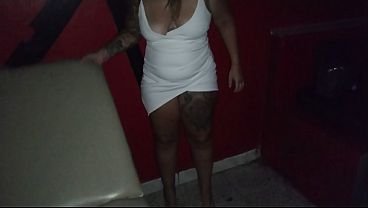 Ruiva casada vai no swing com uma amiga safada escondido do marido e faz um gang bang com desconhecidos