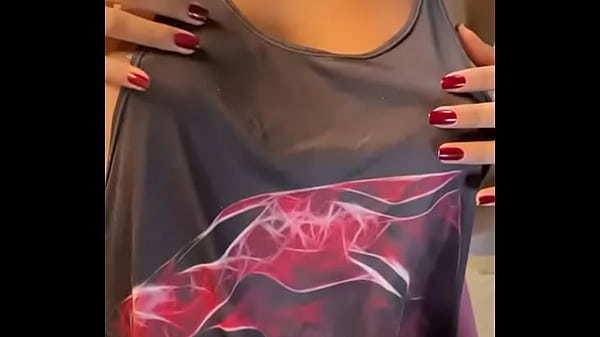 esposa realiza o sonho da amiga de sentar nna piroca grossa do seu marido Rosavermelha