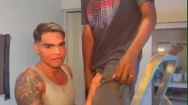 Download Video - PEDIU AJUDA DO VIZINHO PRA TROCAR A L&Acirc;MPADA E TEVE QUE PAGAR DEIXANDO ELE SOCAR SEUS 24CM NO SEU RABO