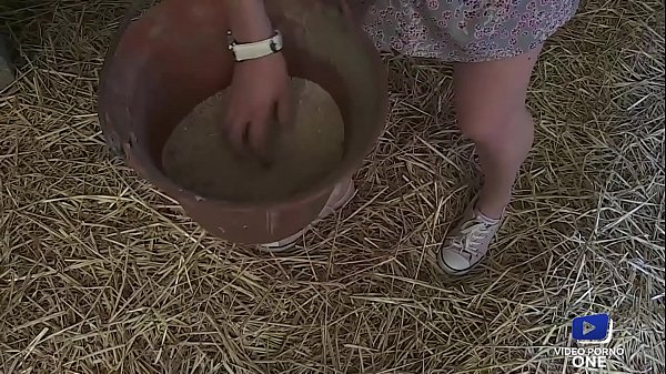 Download Video - Sophie d&eacute;fonc&eacute;e en trio dans la paille