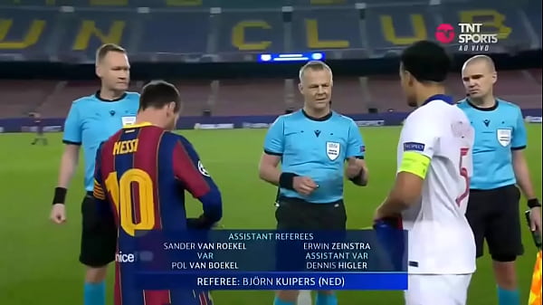 Françes jogando leite no rabo de catalã