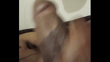 大きなペニスで自慰行為
