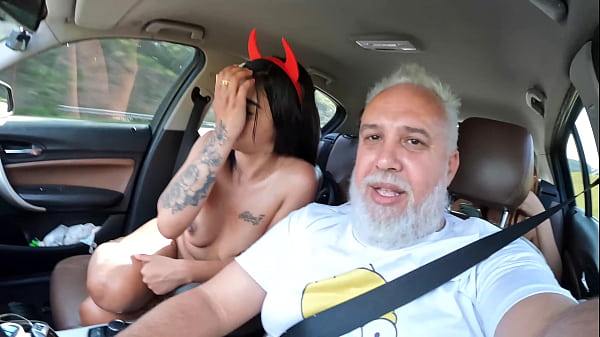 Ela veio at&eacute; aqui para entrar na carona ent&atilde;o m...