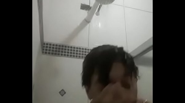 Jerso, novinho no banho, emba&ccedil;ado, molhadinho, cheiroso, lambuzado se esbalda no sab&atilde;o