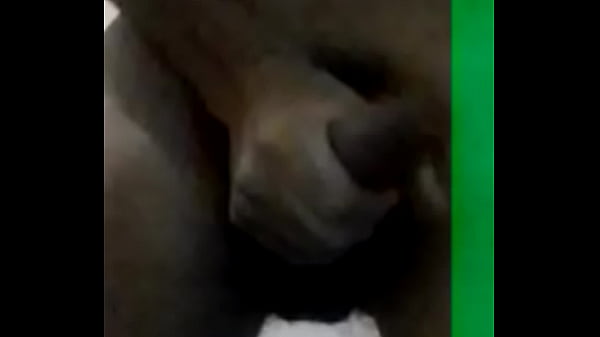 Batendo uma punheta no quarto da minha mãe