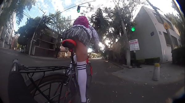 Paseo en bicicleta upskirt, ¿Quieres mirar bajo...