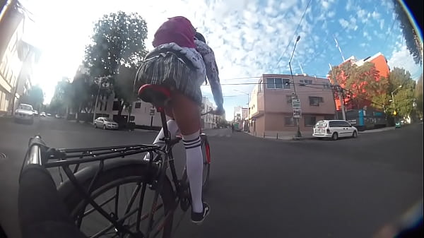 Download Video - Paseo en bicicleta upskirt&comma; &iquest;Quieres mirar bajo mi falda&quest;
