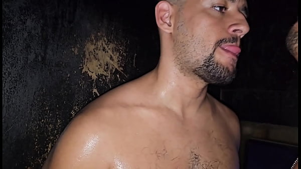 Homens fazendo sexo no por&atilde;o das Cabines suadin...