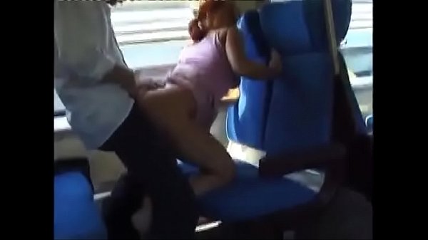 Esibizionista scopata sul treno davanti a tutti