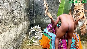 エボニーのホットベイビーが屋外で激しくセックスするビデオ