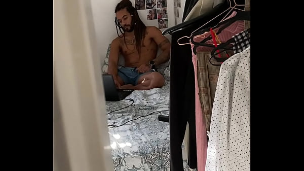 Me filmaram gozando vendo porno