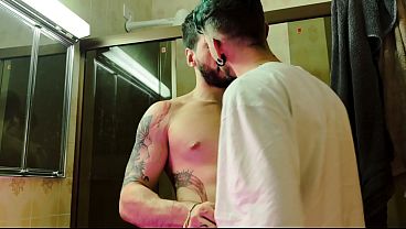 Homem casado ficou sozinho em casa e levou o amigo pra mamar no banheiro