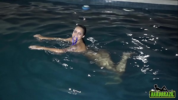 Jeniffermatrix Schwimmt Nackt Im Pool