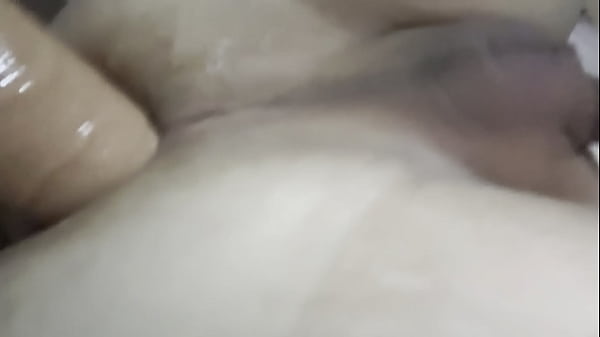 Trans peitudinha se arrombando no sof&aacute;