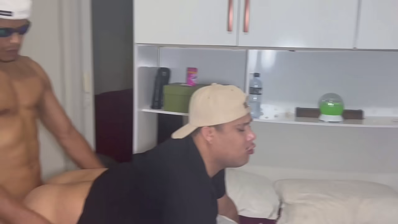 El gran negro con la polla enorme le folló el culo tan fuerte que le hizo fruncir el ano.
                    gay muchos negros