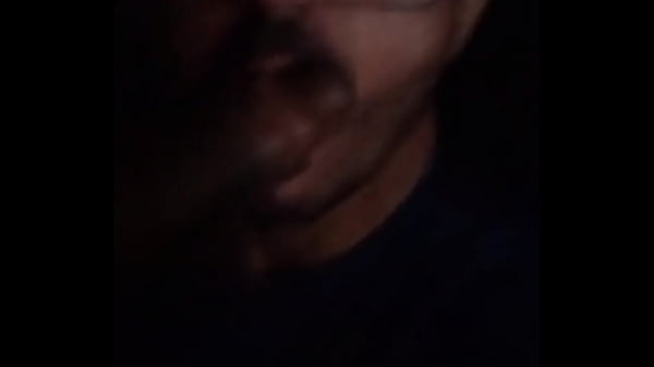 Dando aquela mamada na cabine.