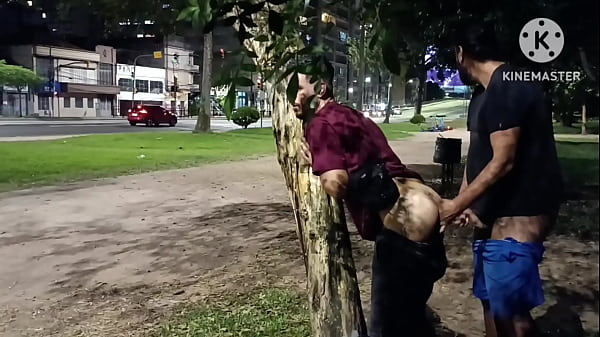 URS&Atilde;O ENCHEU ME CU DE PORRA NA PRA&Ccedil;A.- PARTE II
