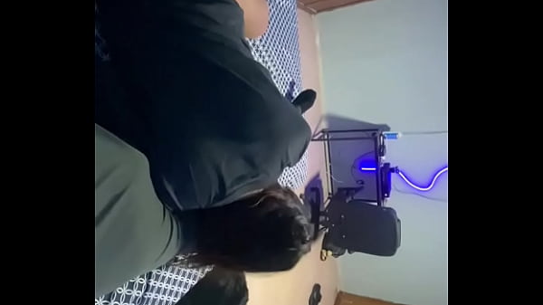 No se da cuenta que la grabo y me la chupa mien...