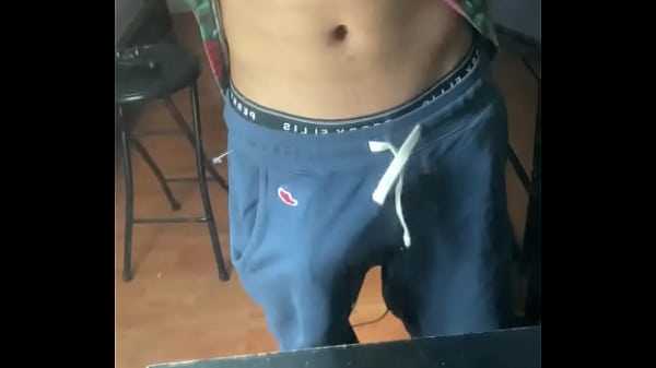 Jeune Garçon Montrant La Bite