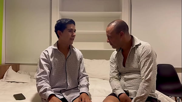 Download Video - Este joven nunca hab&iacute;a probado una gran verga como la que tiene este discapacitado