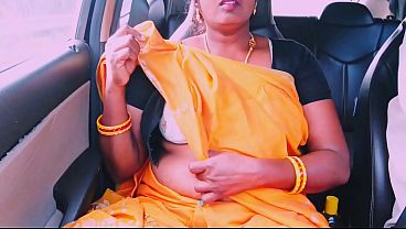 インド人女性が車の中でセックスをし、浮気しているメイドが卑猥な話をしている。