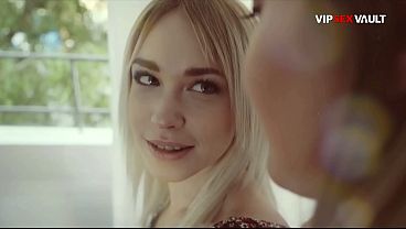 レズビアンのクリトリス舐めが激化…彼女は指で彼女を絶叫オーガズムへと導く