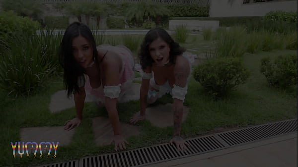Naughty Vitoria Beatriz gets anal fisted by Qweensg and they are assfucked together in orgy with DAP