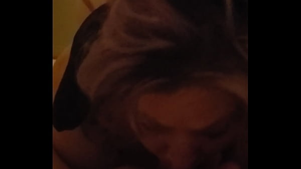 Jucee Hotwife - Marido POV MILF compartilha Jucee Hotwife com uma amiga na festa de Ano Novo