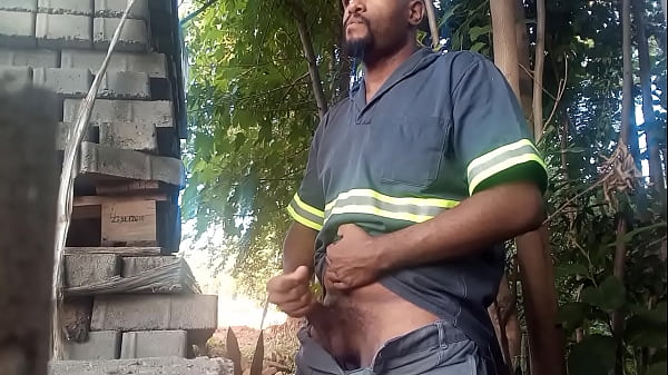 Download Video - Trabador masturbando atas dos blocos da constru&ccedil;&atilde;o
