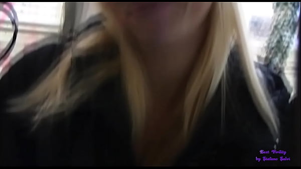 Download Video - Una giovane bionda in cambio di soldi si fa toccare e inculare in un sottopassaggio