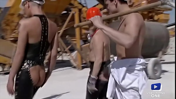 Lana Woods comes to the construction site for a good anal fuck