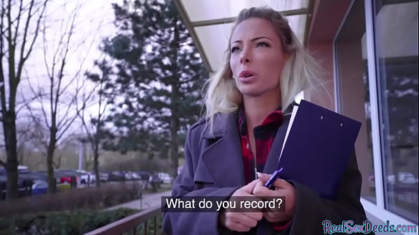 Dame Blonde Bigass À La Gorge Doggystyled Dans Une Baise De Chatte En Pov