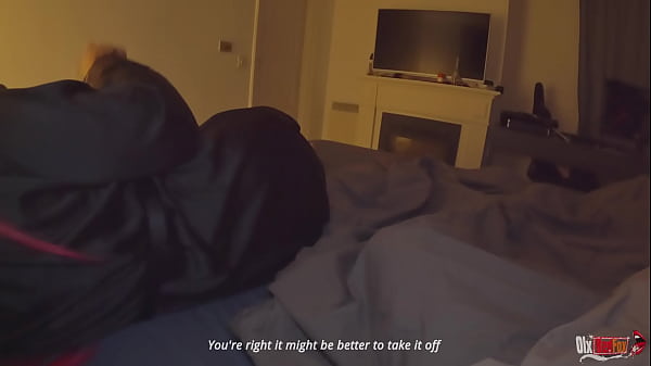 Madrastra comparte dormitorio con hijastro cachondo &eacute;l recibe mamada y sexo con milf caliente subt&iacute;tulos en ingl&eacute;s