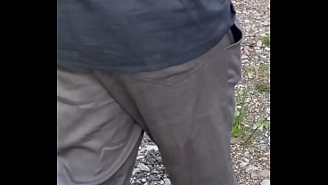 Download Video - Observando Homen trabalhando na obra sozinho&comma; chega nele e pergunta se ele curte uma mamada no sigilo