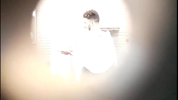 PEGA&Ccedil;&Atilde;O ENTRE MACHOS NO BANHEIRO DO METR&Ocirc; - 002