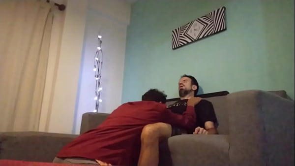 Mamada magistral en el sof&aacute;...