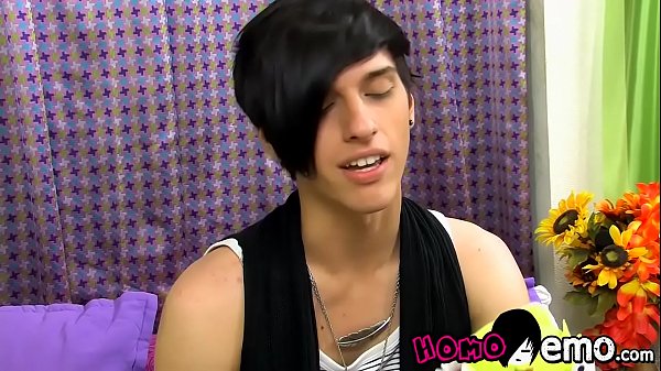 Nerdy twink with his emo buddy great oral and f...