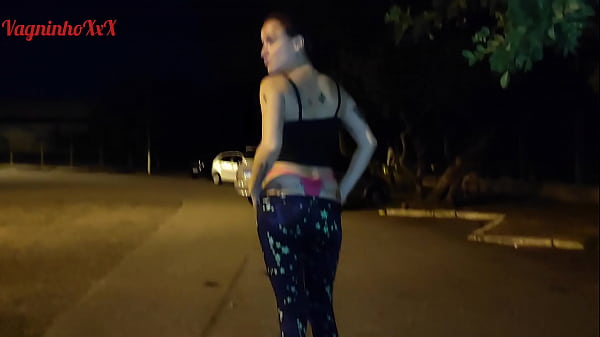 Vagninho e Holy Rubi hot skinny girl pissing and showing off showing her beautiful ass in a public park.