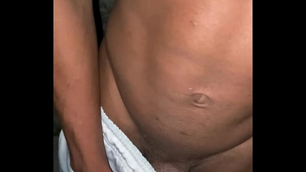 Download Video - VI O BOYZINHO CATANDO LIXO COM A PICA MARCANDO E SURGIR JUNTO NELE