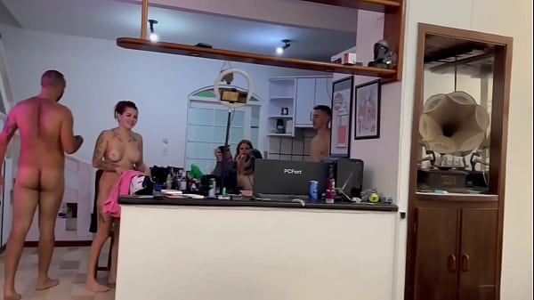 Download Video - Convidamos alguns amigos e amigas para uma festinha particular com muita putaria e troca de casais&period; Parte 5