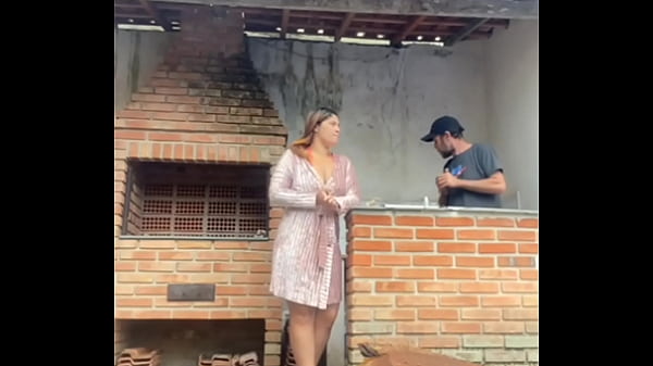 Download Video - A Patroa pediu pro Pedreiro Olhar a descarga&comma; S&oacute; pra ficar sozinha com ele&comma; No Banheiro ela ficou Soltinha