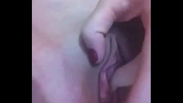 Me masturbando na cama de pijama