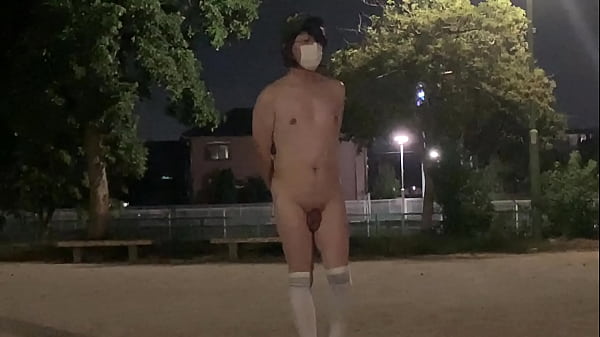 女装子まゆが夜のうすぐらい公園で周りを気にしな...