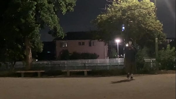 Download Video - 女装子まゆが夜のうすぐらい公園で周りを気にしながら一枚ずつ服を脱いで全裸になって露出