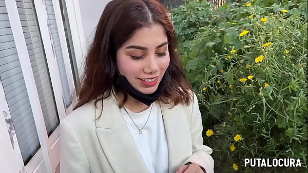 PutaLocura Oficial - La caliente latina Marina Gold es pillada y la chupa en la calle