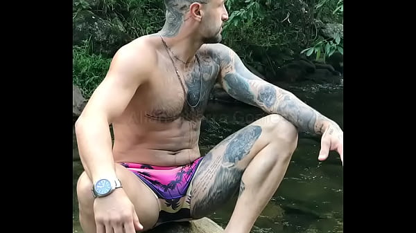 Download Video - Conhe&ccedil;a o para&iacute;so do lutador de MMA Allan Guerra Gomes para&iacute;so onde eu vivo de sunga pelado e muita chuva de prata ao ar livre com muita sensualidade e veja meus p&eacute;s