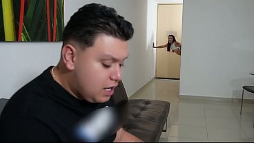 Download Video - Chica es follada por el plomero mientras su marido ve un partido de futbol - Parte 2