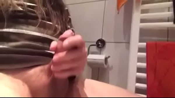 It’s so hot to pee in my gf’s shower