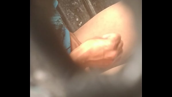 En el baño masturbándose