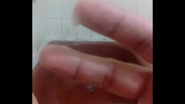 Quien quiere leche? Mucha leche (paja en el baño)